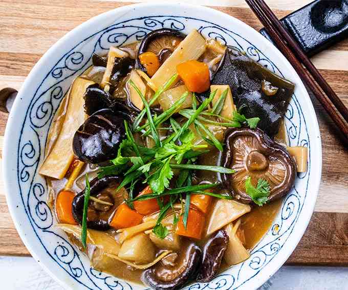 Taiwanese-Daikon-radish-stew-with-mixed-vegetables