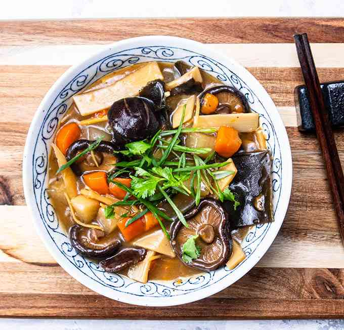 Taiwanese-Daikon-radish-stew-with-mixed-vegetables