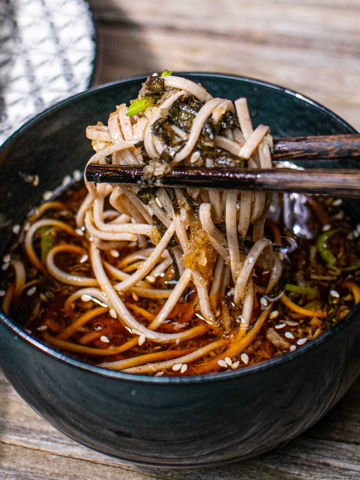 cold soba noodles in soba dipping sauce