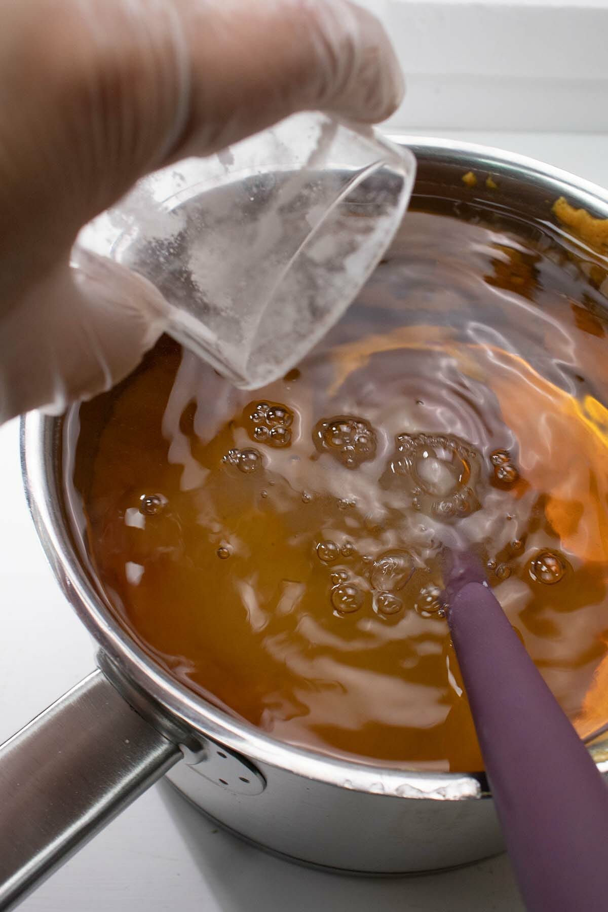 clean a pot with baking soda