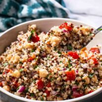 une cuillerée de salade de pois chiche-quinoa