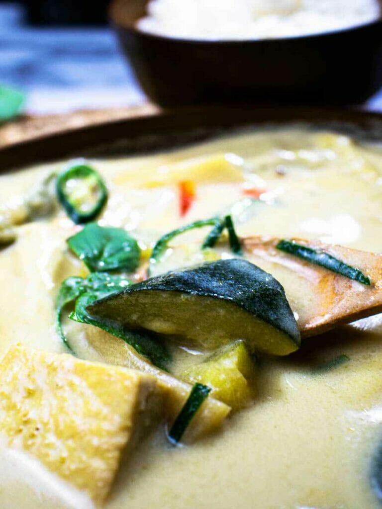 Gros plan sur les meilleurs légumes au curry vert thaï doux